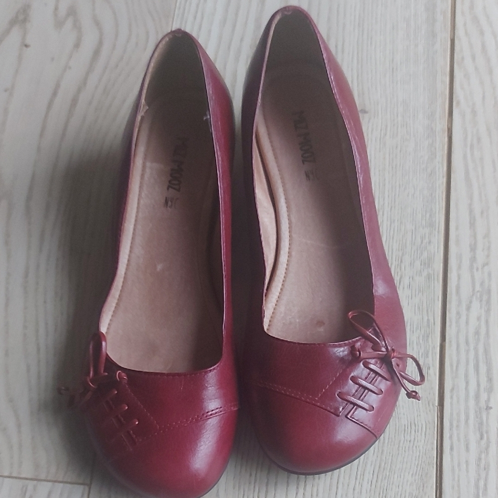 Mizmooz Women’s Red Leather  with Bow - 7.5